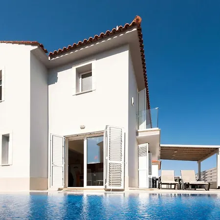 Molly's * Protaras